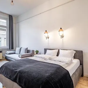 Luxurious At Center Apartment