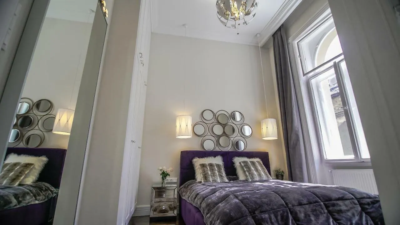 Opera Apartment With Free Parking, 2Br2Ba, Ac Budapest