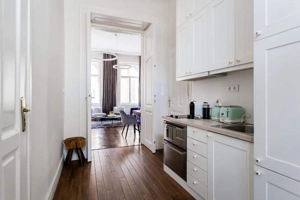Opera Apartment With Free Parking, 2Br2Ba, Ac Budapest Ungarn